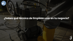 Técnico usando fregadora industrial en área de limpieza profesional